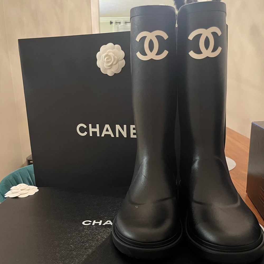 BRAND SPANKING NEW! Chanel Rain Boot size 38 FULL SET.